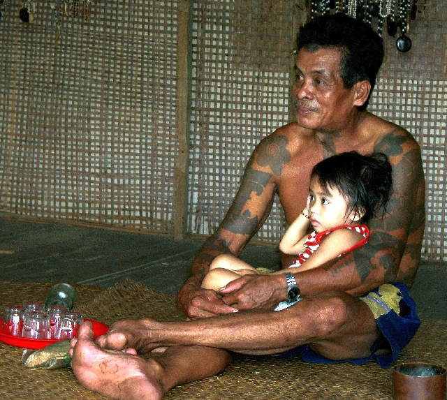 Iban H&auml;uptling mit Kinder im Langhaus in Batang Ai auf Borneo
